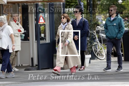 Amsterdam 15 mei 2020
Carice v Houten aan de wandel met Rop Verheijen en Alex Klaassen