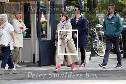 Amsterdam 15 mei 2020
Carice v Houten aan de wandel met Rop Verheijen en Alex Klaassen
