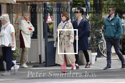 Amsterdam 15 mei 2020
Carice v Houten aan de wandel met Rop Verheijen en Alex Klaassen