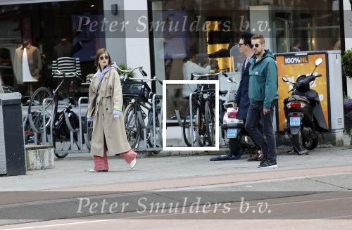Amsterdam 15 mei 2020
Carice v Houten aan de wandel met Rop Verheijen en Alex Klaassen
