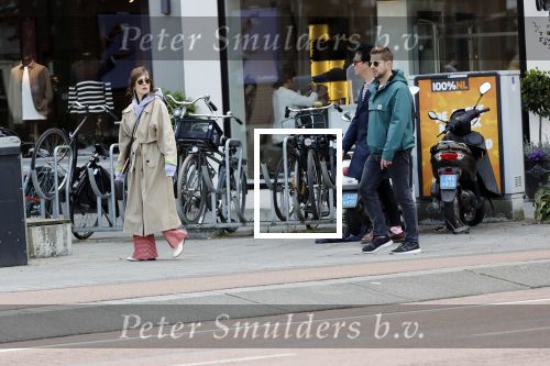 Amsterdam 15 mei 2020
Carice v Houten aan de wandel met Rop Verheijen en Alex Klaassen