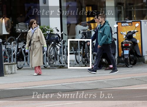 Amsterdam 15 mei 2020
Carice v Houten aan de wandel met Rop Verheijen en Alex Klaassen