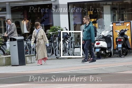 Amsterdam 15 mei 2020
Carice v Houten aan de wandel met Rop Verheijen en Alex Klaassen
