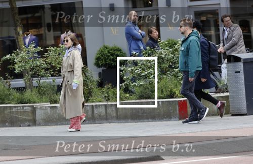 Amsterdam 15 mei 2020
Carice v Houten aan de wandel met Rop Verheijen en Alex Klaassen