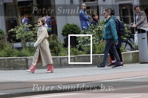 Amsterdam 15 mei 2020
Carice v Houten aan de wandel met Rop Verheijen en Alex Klaassen