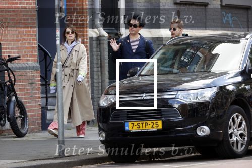 Amsterdam 15 mei 2020
Carice v Houten aan de wandel met Rop Verheijen en Alex Klaassen