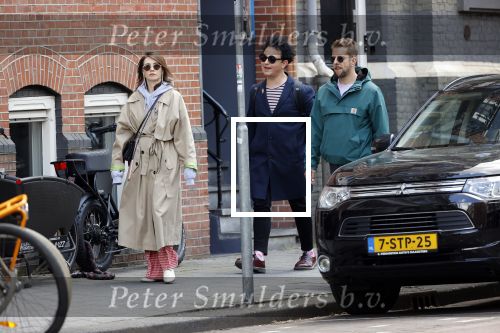 Amsterdam 15 mei 2020
Carice v Houten aan de wandel met Rop Verheijen en Alex Klaassen