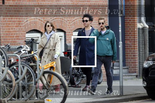 Amsterdam 15 mei 2020
Carice v Houten aan de wandel met Rop Verheijen en Alex Klaassen