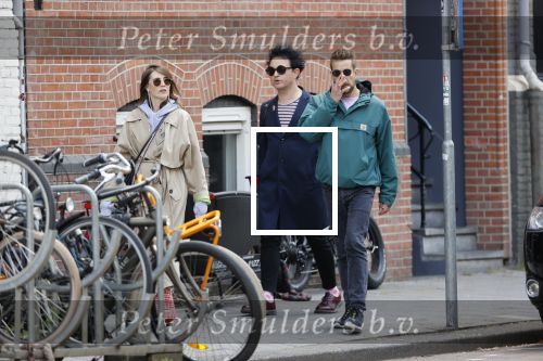 Amsterdam 15 mei 2020
Carice v Houten aan de wandel met Rop Verheijen en Alex Klaassen