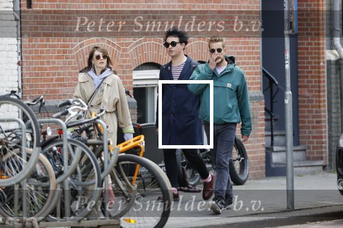 Amsterdam 15 mei 2020
Carice v Houten aan de wandel met Rop Verheijen en Alex Klaassen