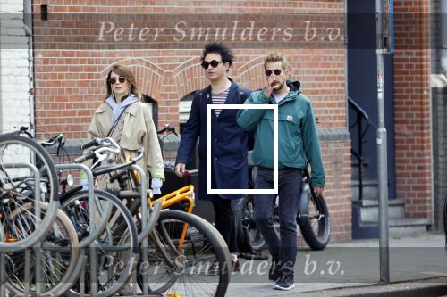 Amsterdam 15 mei 2020
Carice v Houten aan de wandel met Rop Verheijen en Alex Klaassen