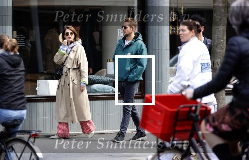 Amsterdam 15 mei 2020
Carice v Houten aan de wandel met Rop Verheijen en Alex Klaassen
