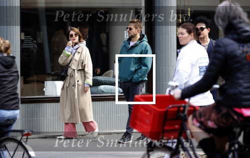 Amsterdam 15 mei 2020
Carice v Houten aan de wandel met Rop Verheijen en Alex Klaassen