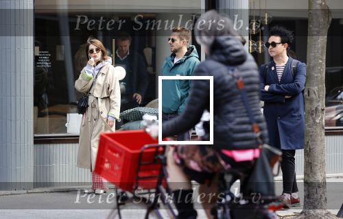 Amsterdam 15 mei 2020
Carice v Houten aan de wandel met Rop Verheijen en Alex Klaassen
