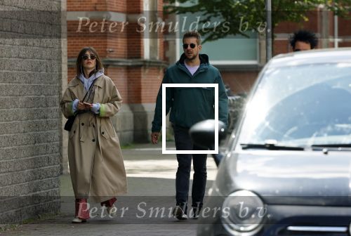 Amsterdam 15 mei 2020
Carice v Houten aan de wandel met Rop Verheijen en Alex Klaassen