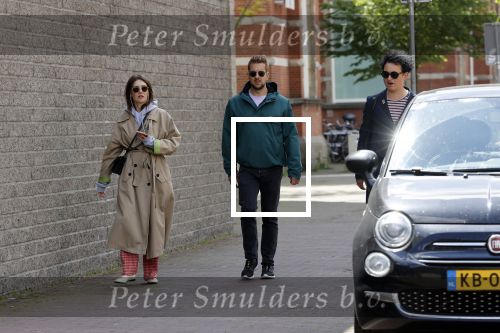 Amsterdam 15 mei 2020
Carice v Houten aan de wandel met Rop Verheijen en Alex Klaassen