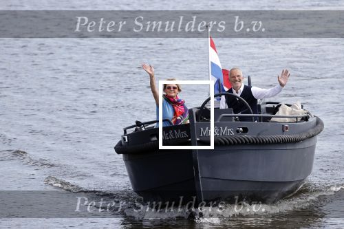 Amsterdam 25 mei 2020
Caroline Tensen met haar man ErnstJan Smids op hun boor Mr&Mrs op de amstel