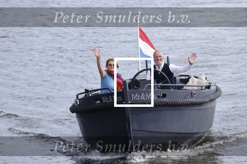 Amsterdam 25 mei 2020
Caroline Tensen met haar man ErnstJan Smids op hun boor Mr&Mrs op de amstel
