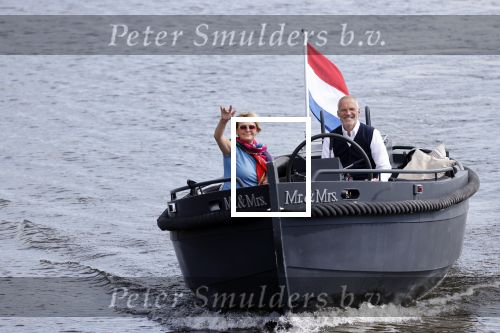 Amsterdam 25 mei 2020
Caroline Tensen met haar man ErnstJan Smids op hun boor Mr&Mrs op de amstel