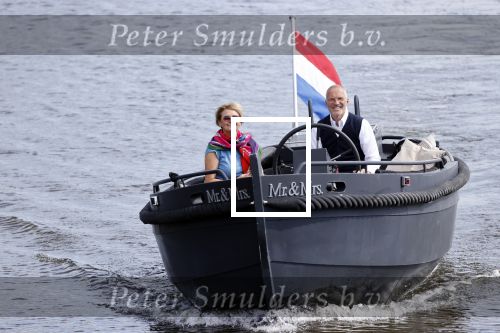 Amsterdam 25 mei 2020
Caroline Tensen met haar man ErnstJan Smids op hun boor Mr&Mrs op de amstel