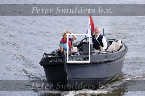 Amsterdam 25 mei 2020
Caroline Tensen met haar man ErnstJan Smids op hun boor Mr&Mrs op de amstel
