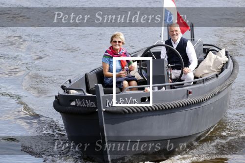 Amsterdam 25 mei 2020
Caroline Tensen met haar man ErnstJan Smids op hun boor Mr&Mrs op de amstel