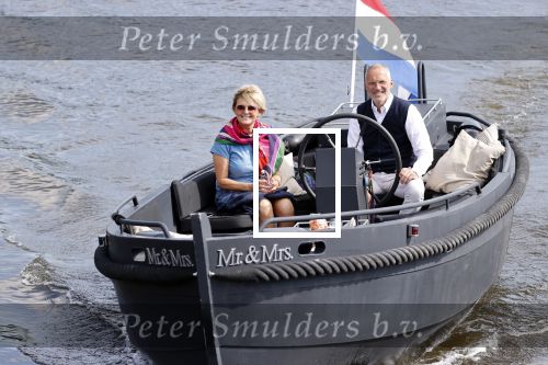 Amsterdam 25 mei 2020
Caroline Tensen met haar man ErnstJan Smids op hun boor Mr&Mrs op de amstel