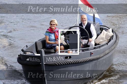 Amsterdam 25 mei 2020
Caroline Tensen met haar man ErnstJan Smids op hun boor Mr&Mrs op de amstel
