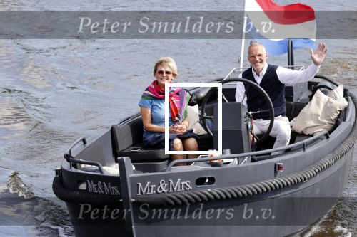 Amsterdam 25 mei 2020
Caroline Tensen met haar man ErnstJan Smids op hun boor Mr&Mrs op de amstel