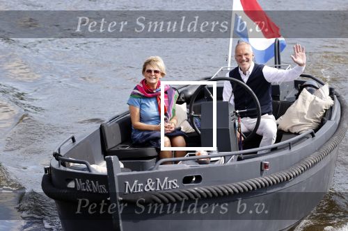 Amsterdam 25 mei 2020
Caroline Tensen met haar man ErnstJan Smids op hun boor Mr&Mrs op de amstel