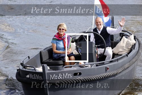 Amsterdam 25 mei 2020
Caroline Tensen met haar man ErnstJan Smids op hun boor Mr&Mrs op de amstel