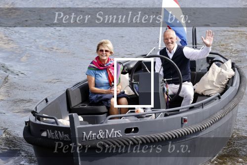 Amsterdam 25 mei 2020
Caroline Tensen met haar man ErnstJan Smids op hun boor Mr&Mrs op de amstel