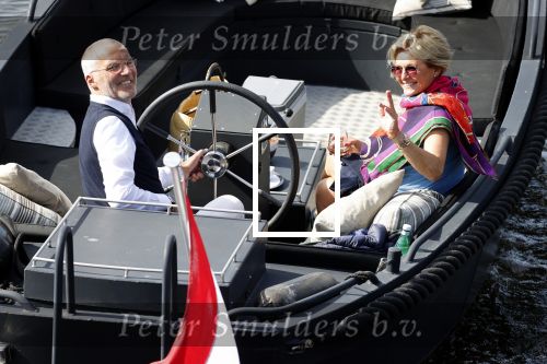 Amsterdam 25 mei 2020
Caroline Tensen met haar man ErnstJan Smids op hun boor Mr&Mrs op de amstel