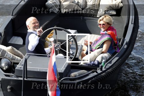 Amsterdam 25 mei 2020
Caroline Tensen met haar man ErnstJan Smids op hun boor Mr&Mrs op de amstel
