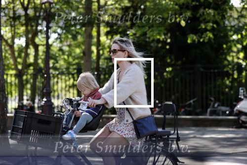 Amsterdam 27 mei 2020
Chantal Janzen met haar zoontje op de fiets