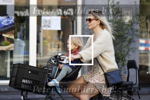 Amsterdam 27 mei 2020
Chantal Janzen met haar zoontje op de fiets