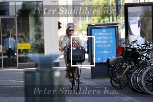 Amsterdam 27 mei 2020
Chantal Janzen met haar zoontje op de fiets