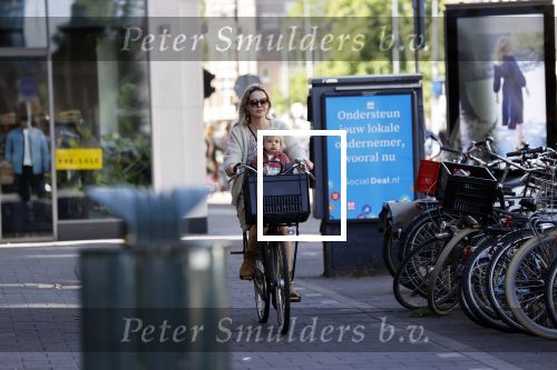 Amsterdam 27 mei 2020
Chantal Janzen met haar zoontje op de fiets