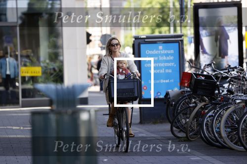 Amsterdam 27 mei 2020
Chantal Janzen met haar zoontje op de fiets