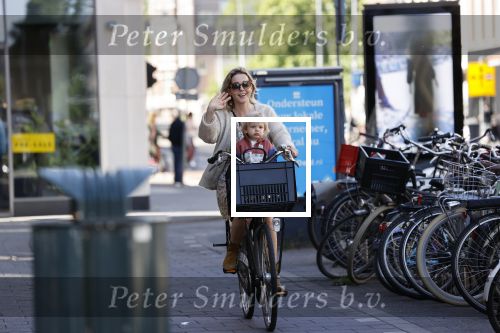 Amsterdam 27 mei 2020
Chantal Janzen met haar zoontje op de fiets