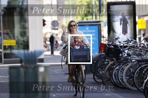 Amsterdam 27 mei 2020
Chantal Janzen met haar zoontje op de fiets
