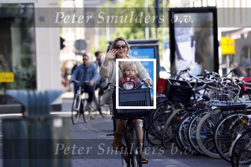 Amsterdam 27 mei 2020
Chantal Janzen met haar zoontje op de fiets