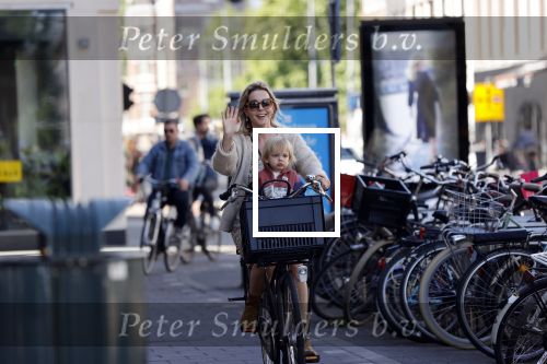 Amsterdam 27 mei 2020
Chantal Janzen met haar zoontje op de fiets