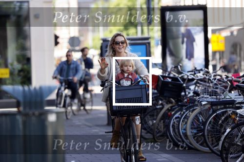 Amsterdam 27 mei 2020
Chantal Janzen met haar zoontje op de fiets