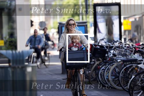 Amsterdam 27 mei 2020
Chantal Janzen met haar zoontje op de fiets