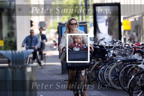 Amsterdam 27 mei 2020
Chantal Janzen met haar zoontje op de fiets