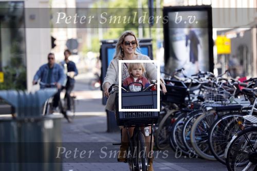 Amsterdam 27 mei 2020
Chantal Janzen met haar zoontje op de fiets