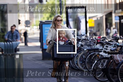 Amsterdam 27 mei 2020
Chantal Janzen met haar zoontje op de fiets