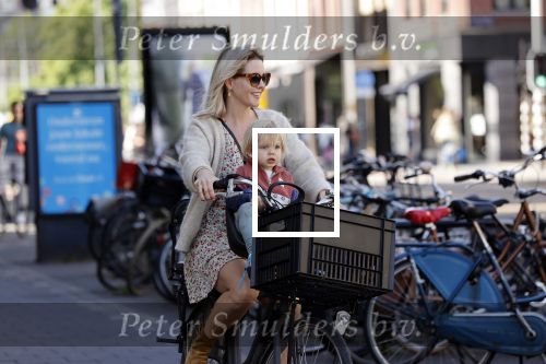 Amsterdam 27 mei 2020
Chantal Janzen met haar zoontje op de fiets