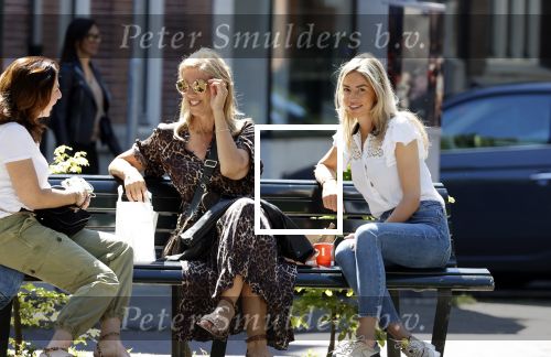 Amsterdam 15 mei 2020
Christie Bokma met haar moeder op bankje in Amsterdam zuid